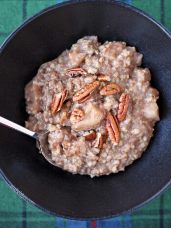 Apple Cinnamon Slow Cooker Oatmeal