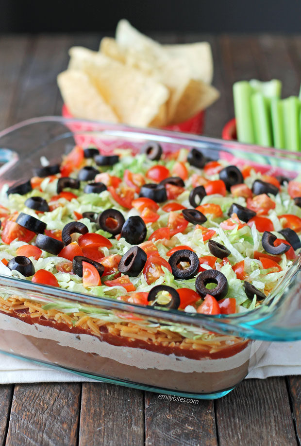 Sự pha trộn hoàn hảo giữa những nguyên liệu tạo nên vị ngon đặc trưng của 7 layer dip chắc chắn sẽ làm bạn thích thú. Hãy xem hình ảnh để cảm nhận được sự phong phú và đầy màu sắc của món ăn này.