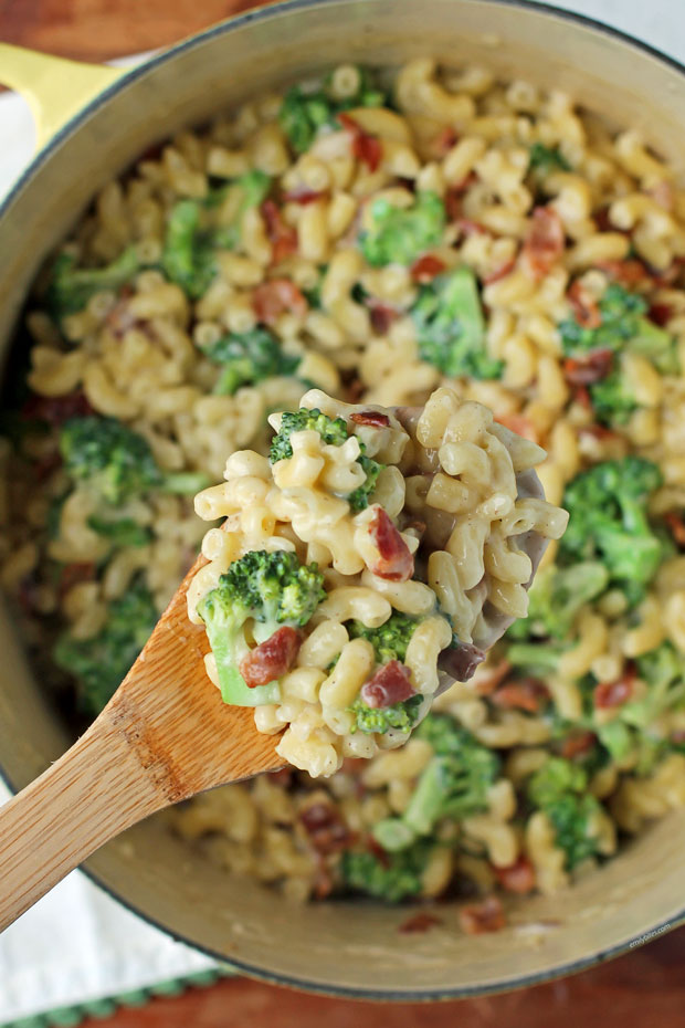 One-Pot Bacon Broccoli Mac and Cheese - Emily Bites