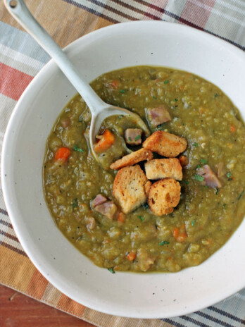 Slow Cooker Split Pea Soup with Ham with croutons