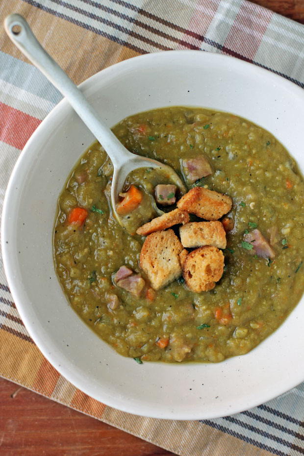 Slow Cooker Split Pea Soup with Ham with croutons