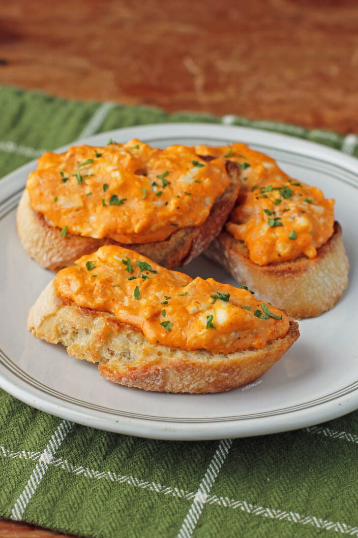 Cheesy Buffalo Chicken Toasts on a plate